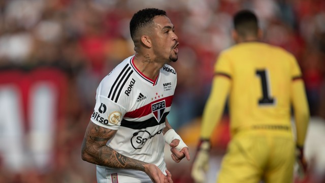 Luciano festeja gol do São Paulo contra o Atlético-GO