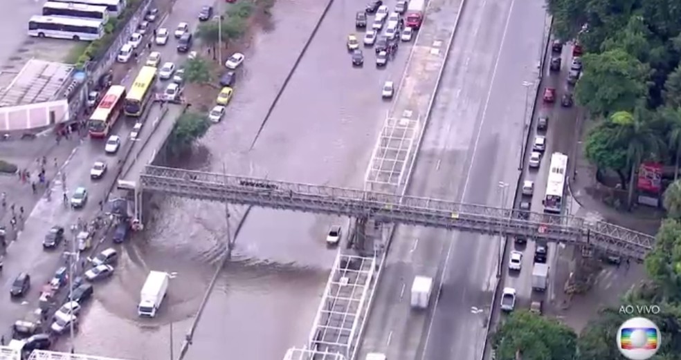 Avenida Brasil tem congestionamento com bolsão d'água (Foto: Reprodução / TV Globo)