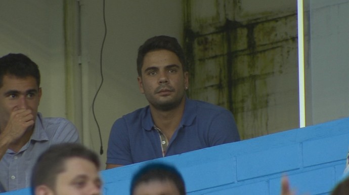 Após acerto, Henrique Almeida vê jogo do Grêmio no Estádio do Vale
