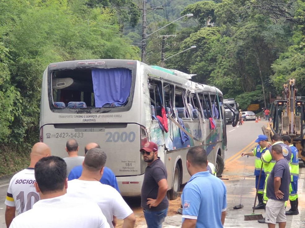 Ônibus foi levado para uma base da polícia, onde deve ser periciado — Foto: Prefeitura de São Sebastião/Divulgação