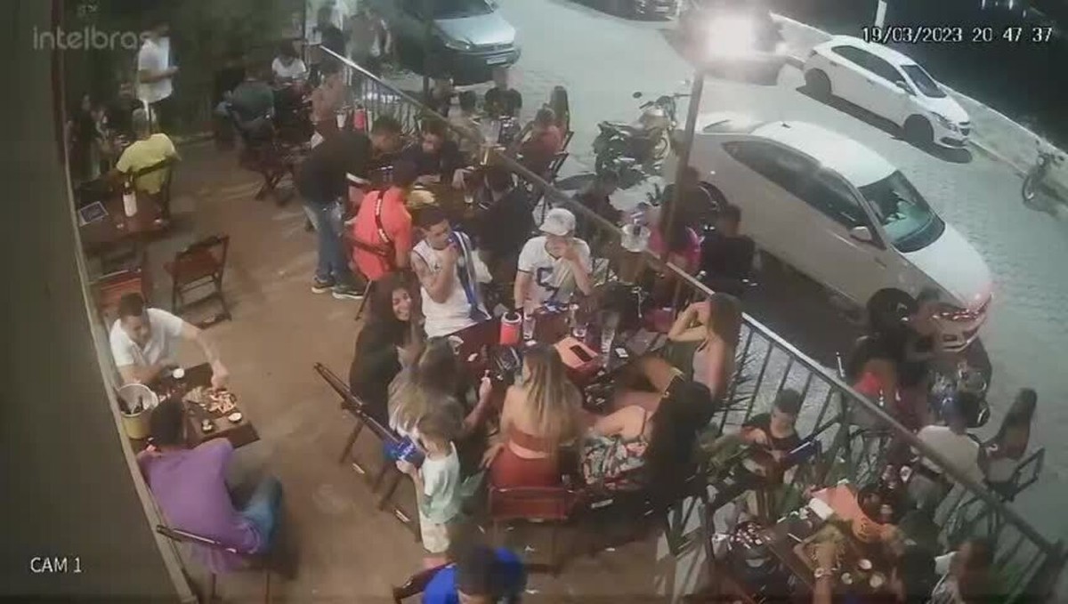 Grupo de atleticanos invade bar e agride torcedores do Cruzeiro em Sete Lagoas, na Região Central; VÍDEO