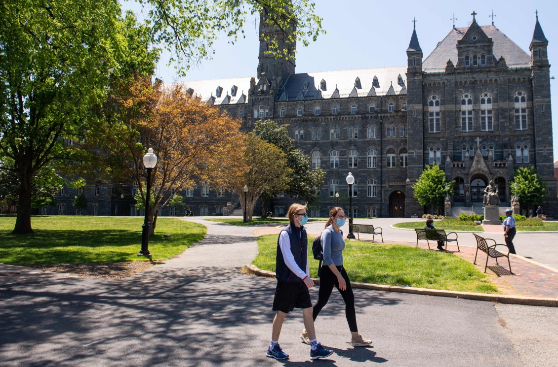 De máscaras, pessoas caminham pela Universidade Georgetown, em Washington