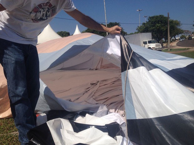 Pela força do vento, o boneco murchou depois de ficar cerca de uma hora inflado (Foto: Stephanie Fonseca/G1)