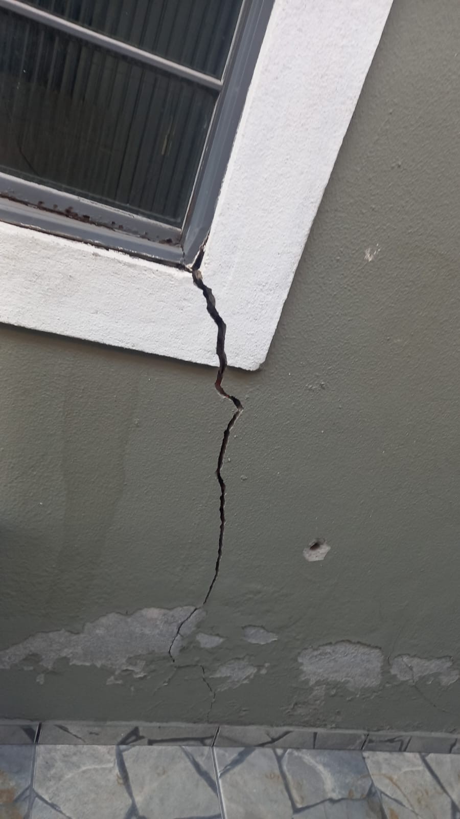 Quatro casas na Zona Leste de São José são interditadas após problema na rede de esgoto causar rachaduras