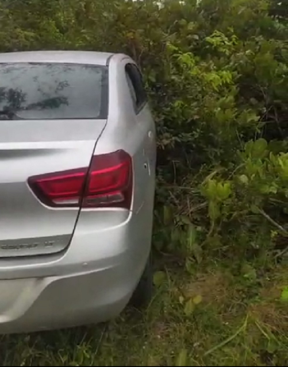 Carro de motorista por aplicativo foi encontrado escondido em matagal, neste domingo (17) — Foto: PM/Cedida