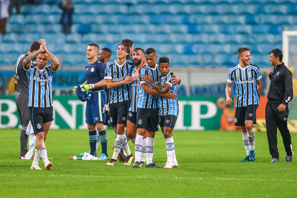 Gremistas se abraçam e agradecem torcida após vitória (Foto: Lucas Uebel / Grêmio, DVG)