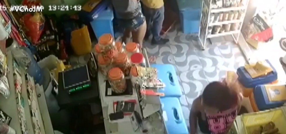 VÍDEO: Câmera de segurança registra momento em que mulheres assaltam mercado em Salvador — Foto: Reprodução/JM