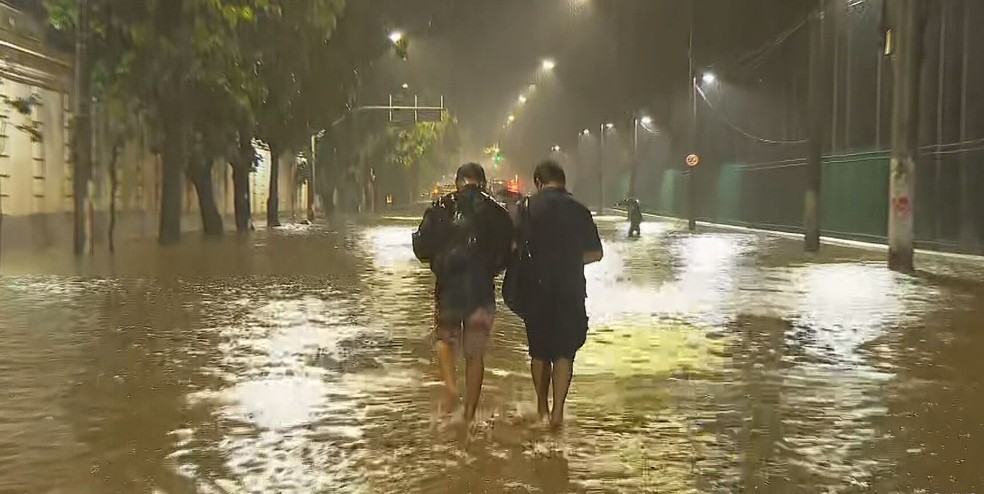 Rua do Jardim Botânico ficou interditada com a inundação na sexta (1º) — Foto: Reprodução/TV Globo