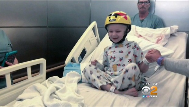 Antes da cirurgia, Teddy precisava proteger a cabeça com um capacete o tempo todo (Foto: Reprodução)