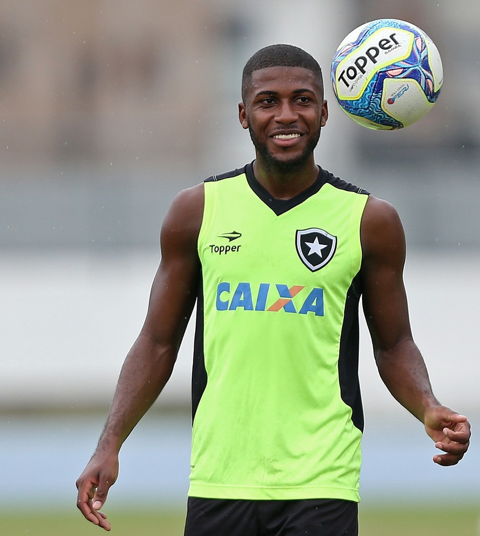 Além de Emerson Santos, Corinthians diz ter conversas com outros zagueiros