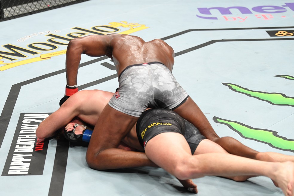 Jon Jones nocauteou Alexander Gustafsson no terceiro round do UFC 232 — Foto: Getty Images