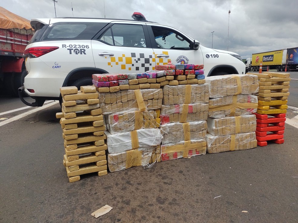 Policiais encontraram 10 caixas contendo os tabletes da droga, que totalizaram cerca de 340 quilos depois de pesados — Foto: Polícia Rodoviária/Divulgação