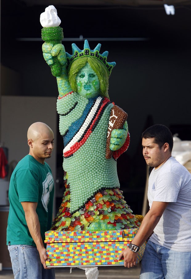 Réplica da estátua da Liberdade feita com doces (Foto: Reed Saxon/AP)
