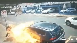 Homem joga líquido inflamável, ateia fogo em carro e quase é atingido por chamas