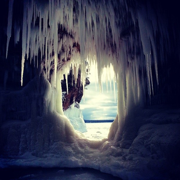 Maior lago dos Estados Unidos congela e permite entrada em cavernas submersas (Foto: Instagram/@joyannamay2)