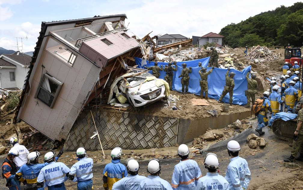 Equipes de resgate procuram sobreviventes em Kumano (Foto: Kyodo / via Reuters)