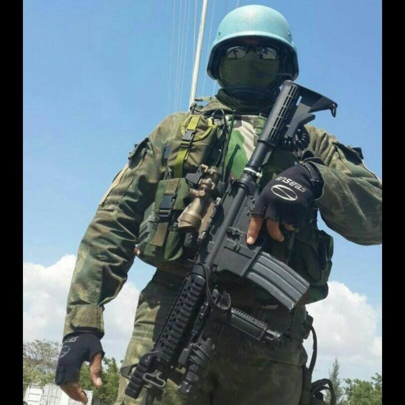 O ex-fuzileiro naval Jussielson Silva, que chefiava a Funai no município de Ribeirão Cascalheira (MT), exibe fotos com roupa militar e armas nas redes sociais — Foto: Reprodução