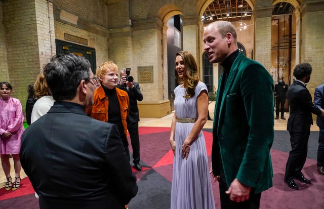 LONDON, ENGLAND - OCTOBER 17: Prince William, Duke of Cambridge and Catherine, Duchess of Cambridge speak with British singer Ed Sheeran and British actor Emma Watson (obscured) during the 2021 Earthshot Prize Awards Ceremony at Alexandra Palace on Octobe (Foto: Getty Images)