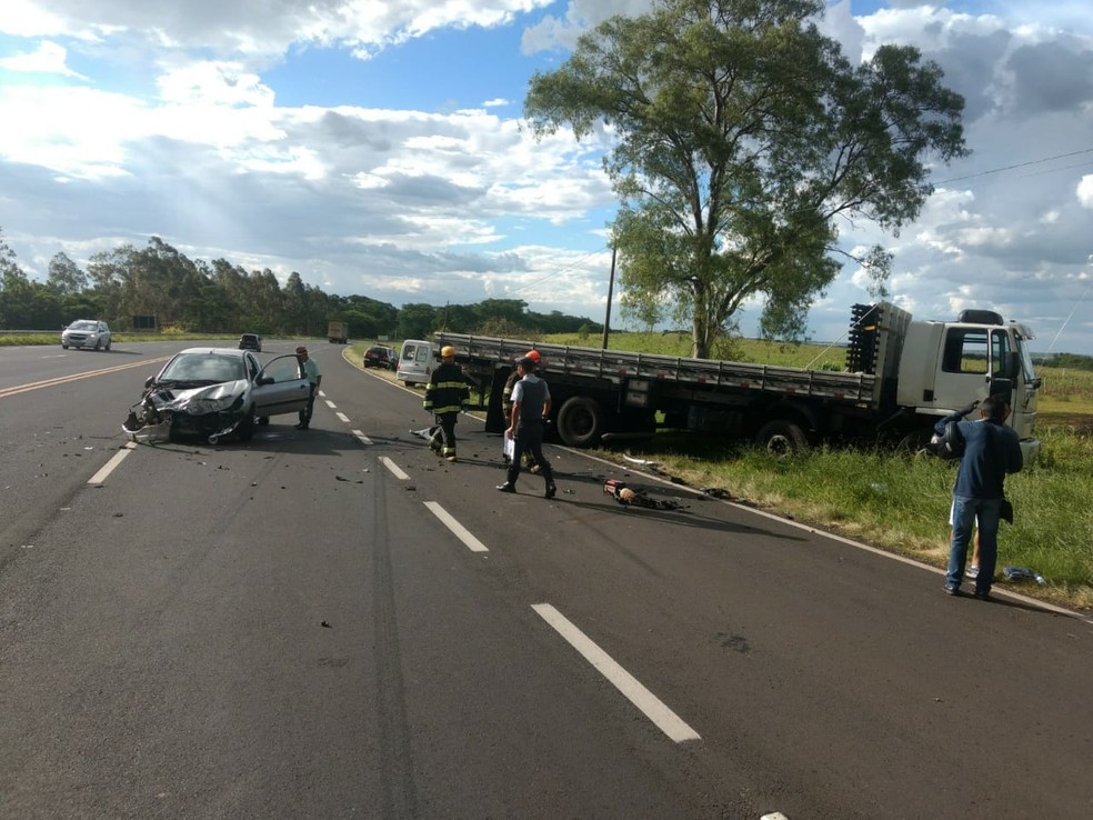 Caminhão invade pista contrária e atinge veículo em 