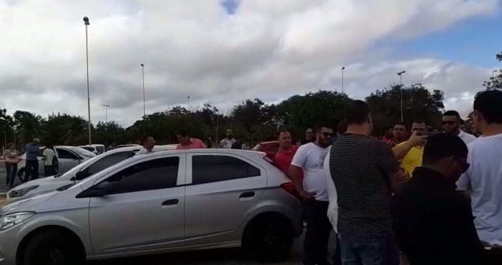 Motoristas de aplicativo fazem protesto em Petrolina — Foto: Reprodução