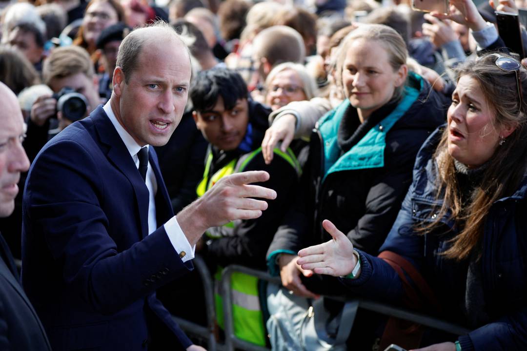 Príncipe William conversa com as pessoas na fila para ver a rainha pela última vez