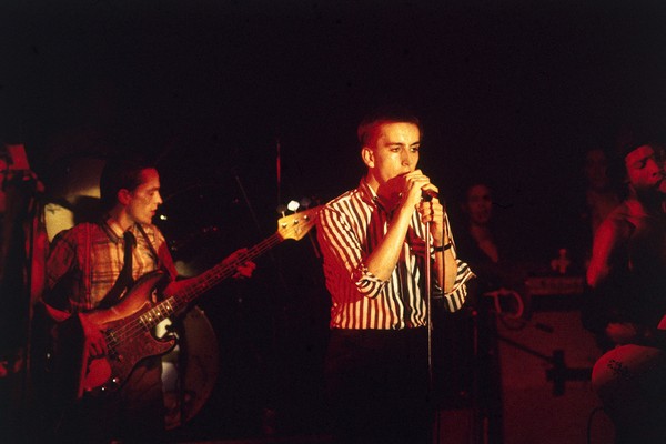 O músico Terry Hall com os colegas de banda The Specials em foto do início de carreira (Foto: Divulgação)