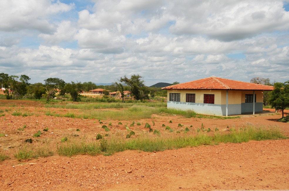 Com os imóveis, cada agricultor recebeu 5,5 hectares de terra para que pudesse produzir novamente em Monteiro — Foto: Érica Ribeiro/G1