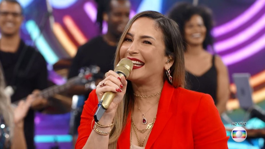Claudia Leitte assume gravidez no 'DomingÃ£o do FaustÃ£o': 'A menina estÃ¡ aqui dentro'