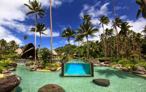 Apenas 80 visitantes por vez podem curtir a piscina do Laucala Island Resort, um hotel localizado em uma ilha perto de Fiji. Sua piscina está localizada dentro das quentes águas azul turquesa
