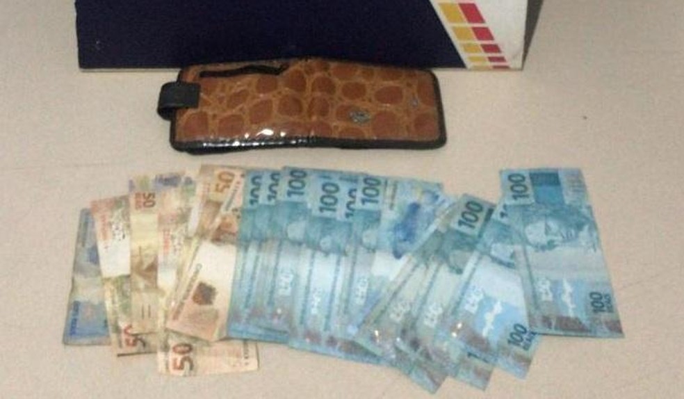 Carteira tinha R$ 1,8 mil e estava sem documentos  Foto: Polcia Militar/Divulgao