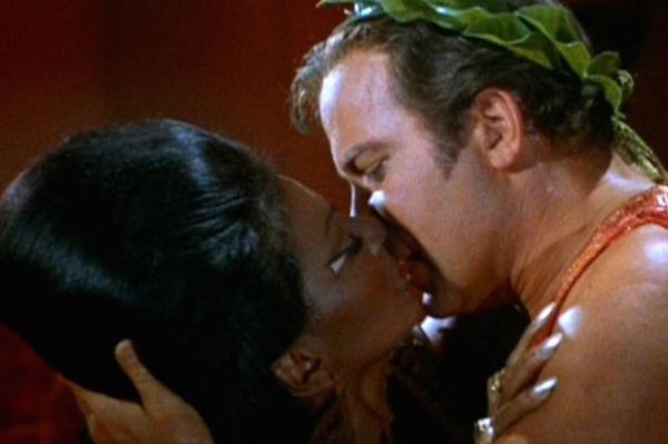 O beijo de Nichelle Nichols e William Shatner em Star Trek em 1966  (Foto: Reprodução)