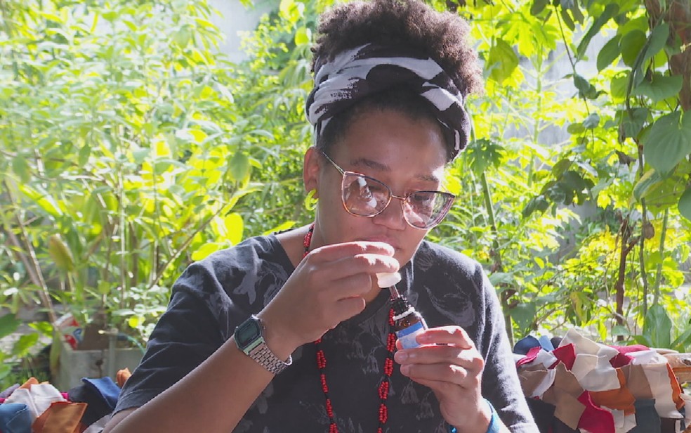 Historiadora Paula Ávila toma óleo de cannabis para autismo e crises de pânico em Goiânia, Goiás — Foto: Reprodução/TV Anhanguera