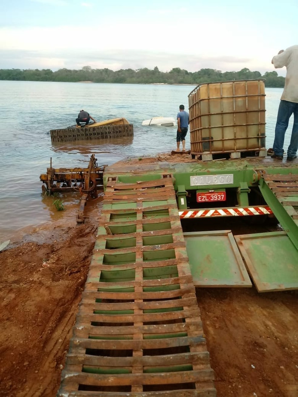 Balsa faz a travessia entre Gurupi e Ipueiras — Foto: Divulgação
