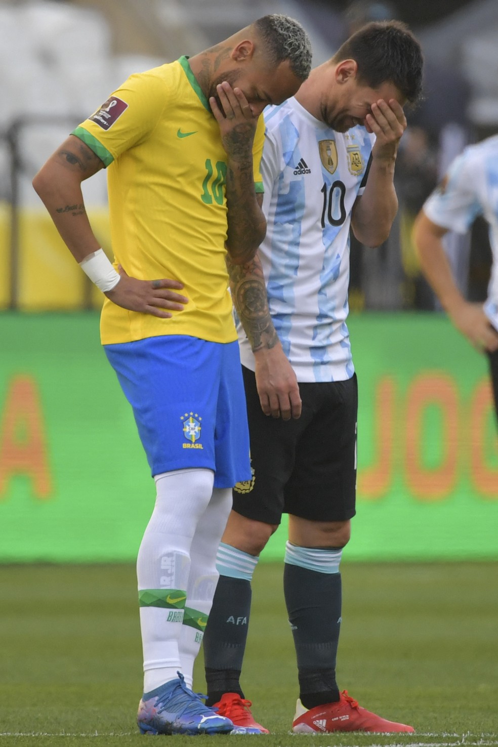 Neymar e Messi, cabisbaixos, após incidente em Brasil x Argentina — Foto: AFP