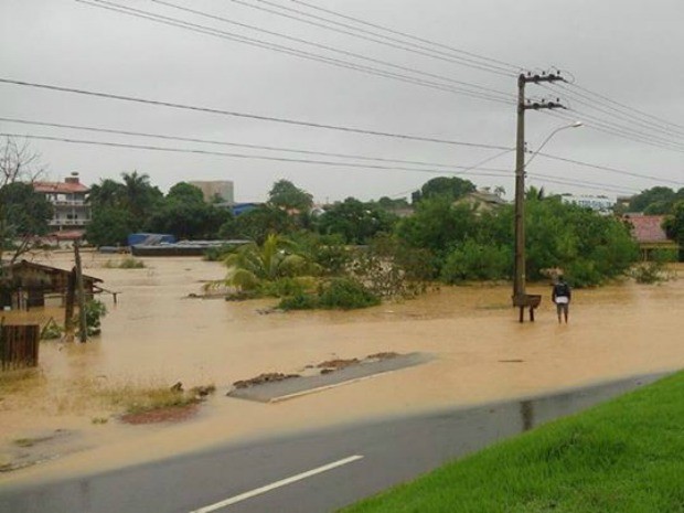 Chuva começou na noite de quinta, 14, e atingiu vários bairros (Foto: Ademilson Martins/ Arquivo Pessoal) Chuva começou na noite de quinta, 14, e atingiu vários bairros (Foto: Ademilson Martins/ Arquivo Pessoal)