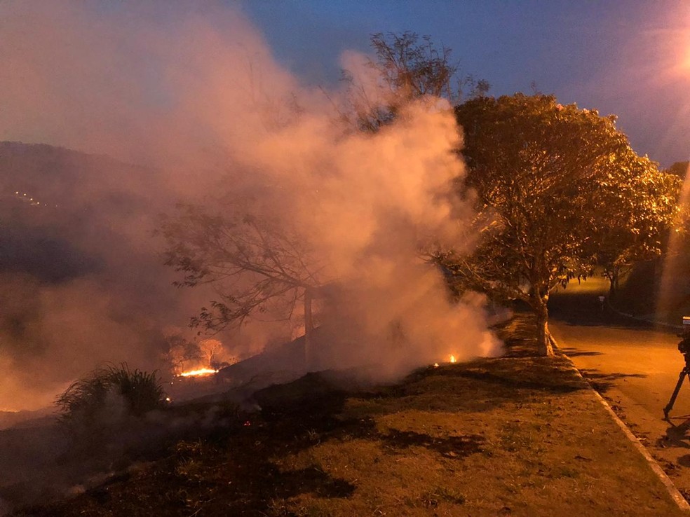 Incêndio ameaça condomínio no Bairro Salvaterra em Juiz de Fora — Foto: Bárbara Guimarães/G1