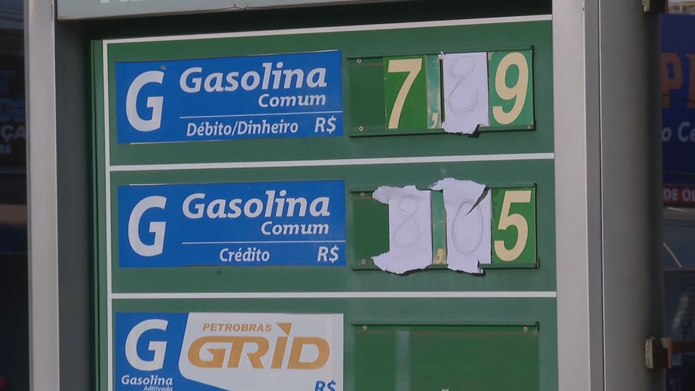 Placa com preços de posto de combustíveis no DF — Foto: TV Globo/Reprodução