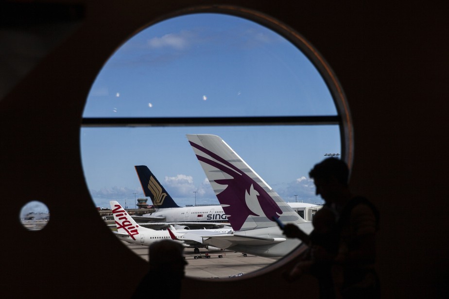 Deque de observação no Aerporto de Sidney, com aeronaves da Virgin, da Singapore e da Qatar no solo