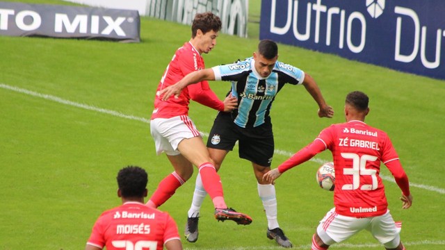 Dourado, do Inter, marca Diego Souza, do Grêmio, no Gre-Nal da final do Gauchão