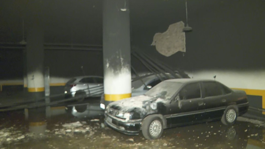 Incêndio atinge carros em garagem de prédio de SP e deixa ...