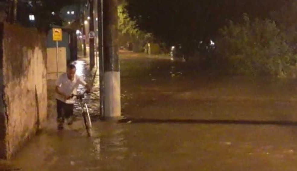 Alagamentos foram registradas na Zona Norte — Foto: TV Integração/Reprodução