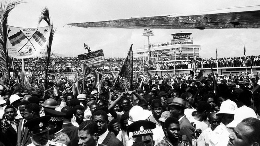 Imperador etíope Haile Selassie foi recebido por milhares de jamaicanos quando foi à Jamaica em 1966 — Foto: Getty Images/BBC