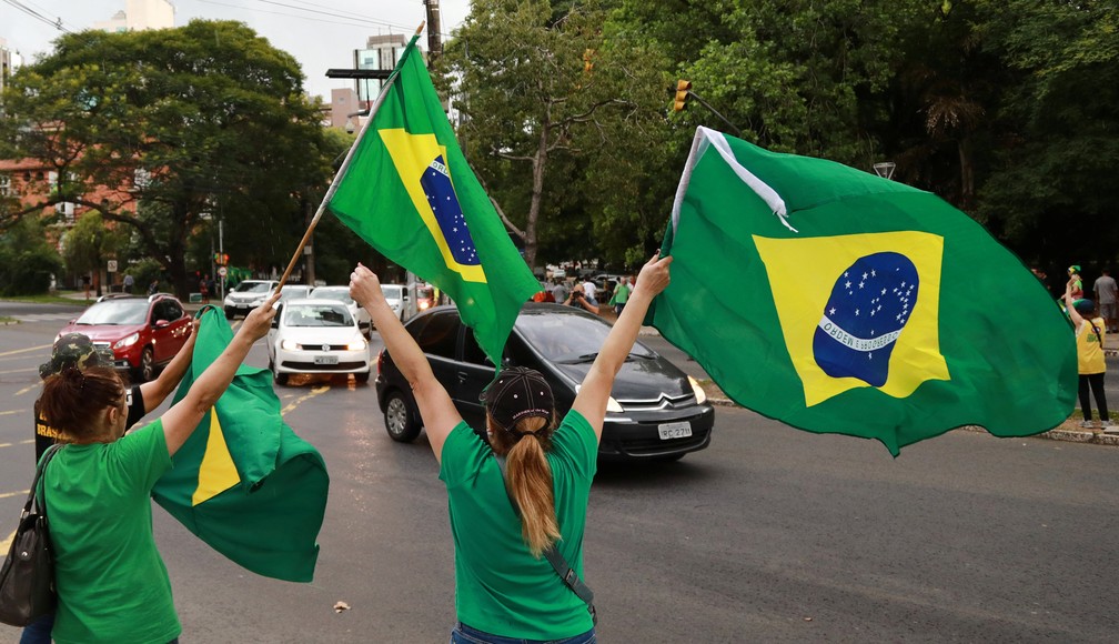 Em Porto Alegre, manifestantes comemoram decisão do TRF-4 que aumentou condenação de Lula (Foto: Diego Vara/Reuters)