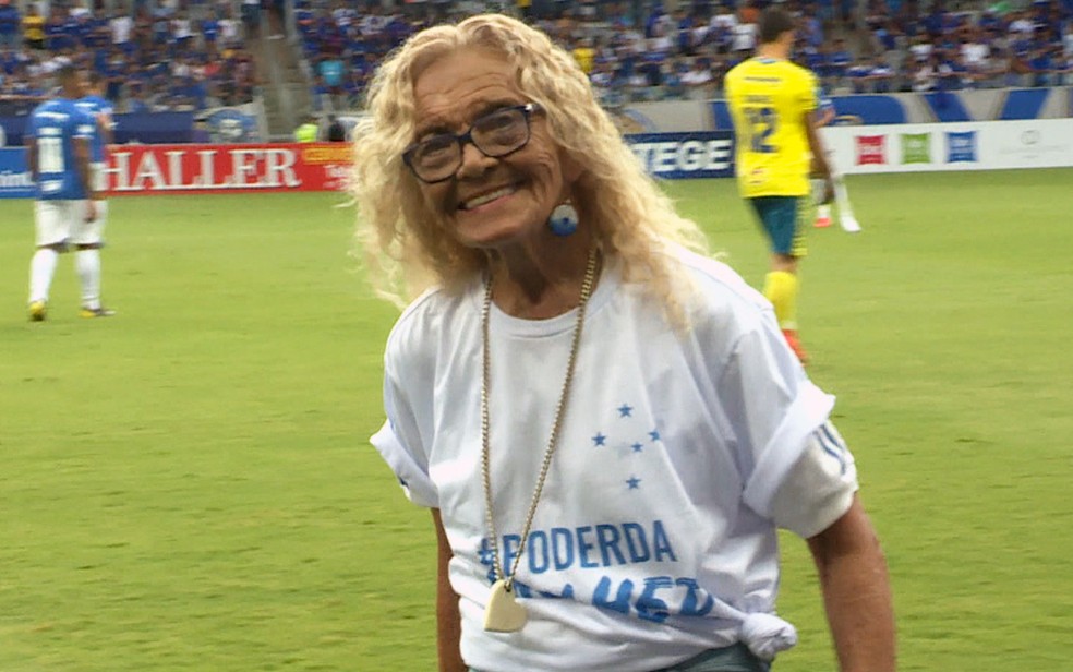 Dona Salomé entrou em campo com os jogadores do Cruzeiro em março de 2019 — Foto: Reprodução/TV Globo