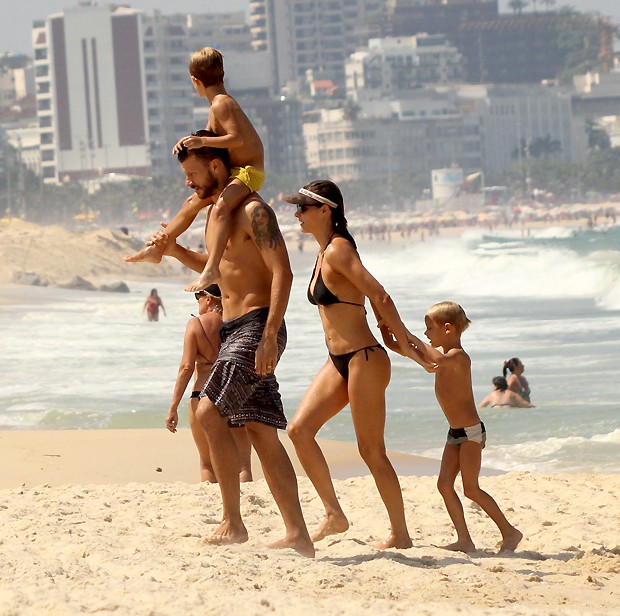 a família deixando a praia (Foto: J.Humberto\ AgNews)