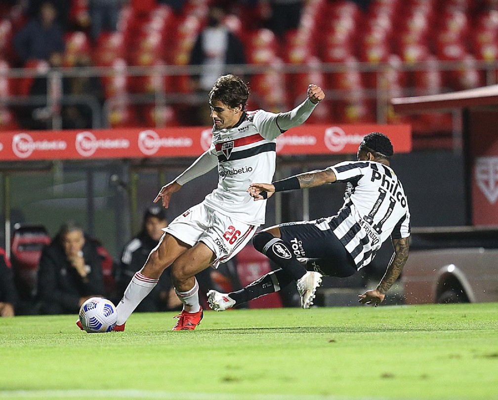 Igor Gomes é elogiado por Crespo e pode ganhar sequência