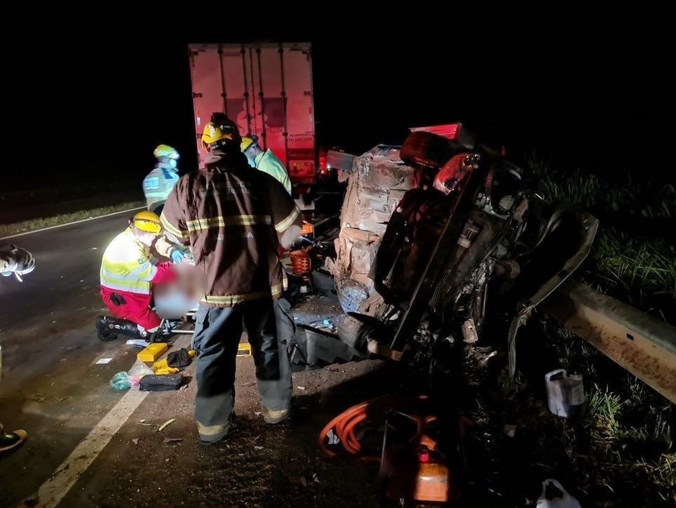 Imagens do carro após o acidente na BR-050, em Uberlândia — Foto: Corpo de Bombeiros/Divulgação