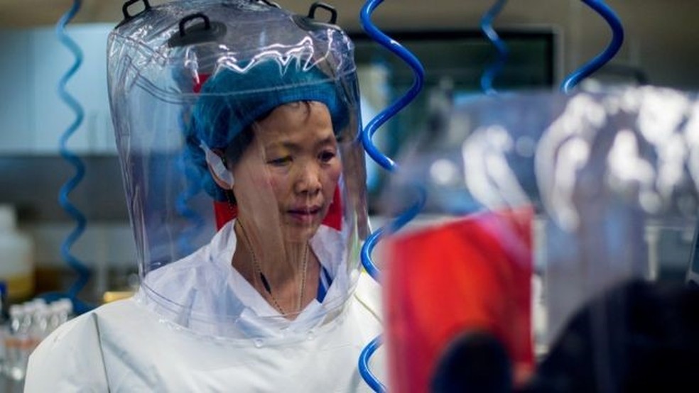 Virologista chinesa Shi Zhengli concordou em permitir que OMS visitasse seu laboratório em Wuhan — Foto: Getty Images via BBC