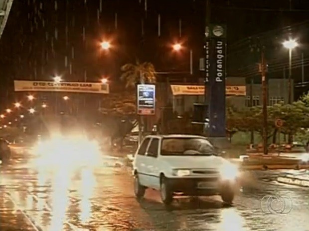 Chuva surpreende moradores de Porangatu, em Goiás (Foto: Reprodução/TV Anhanguera)