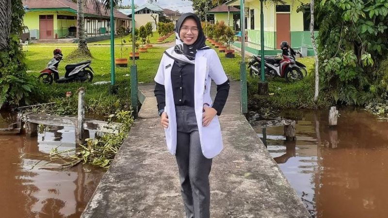 Fithriyyah Iskandar, uma jovem médica, tem muitos pacientes com infecções respiratórias (Foto: FITHRIYYAH ISKANDAR via BBC News)